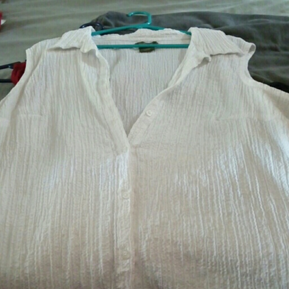 White button up shirt $3 must be bundled